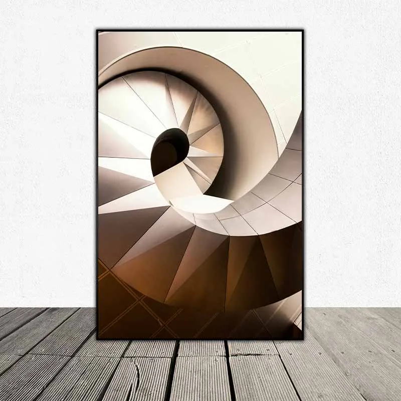 Tranh trừu tượng cô gái khỏa thân, chân dung bức tượng và xoán ốc cầu thang