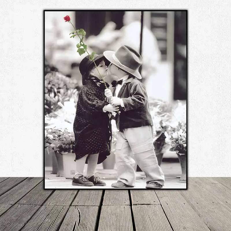 Tranh bé trai và bé gái dễ thương và ngộ nghĩnh