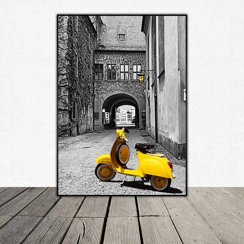 Tranh xe ô tô, xe lửa, xe vespa màu vàng trên nền phong cảnh đen trắng