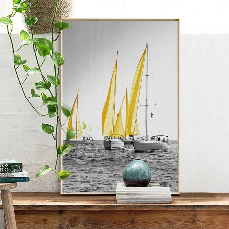 Tranh thuyền buồm vàng trên nền đen trắng