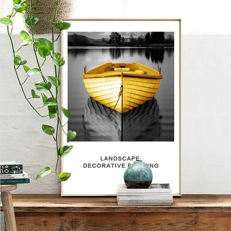 Tranh chiếc thuyền màu vàng trên nền đen trắng