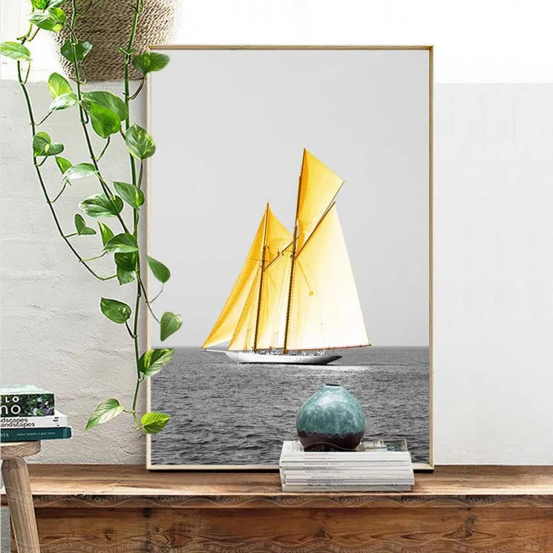 Tranh thuyền buồm vàng trên nền đen trắng