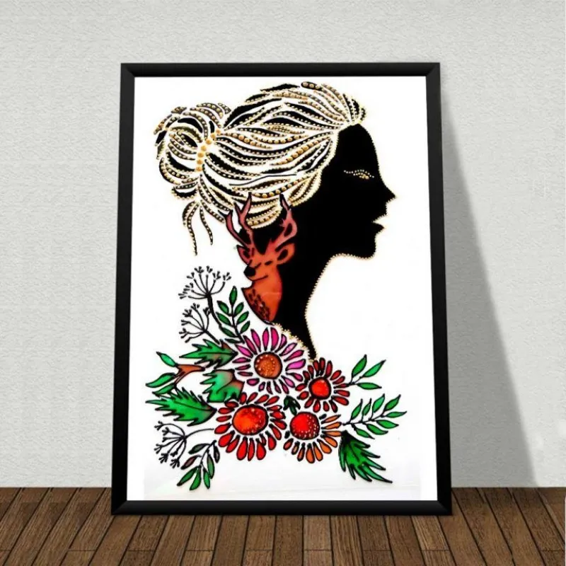Tranh chân dung cô gái da đen cùng với vòng hoa và bướm