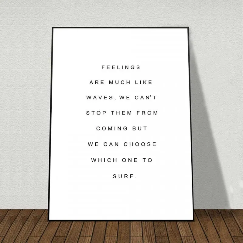 Tranh cô gái quấn lá cây xanh kết hợp với chữ