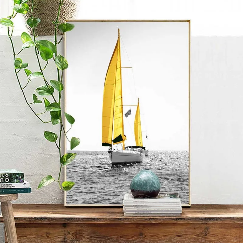 Tranh thuyền buồm vàng trên nền đen trắng