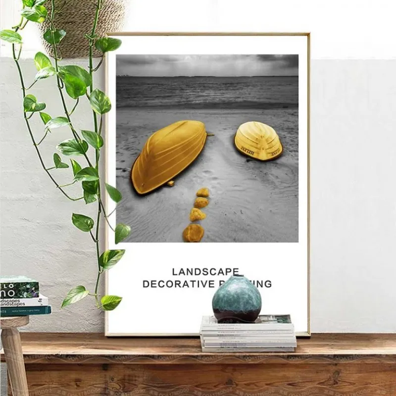 Tranh chiếc thuyền màu vàng trên nền đen trắng