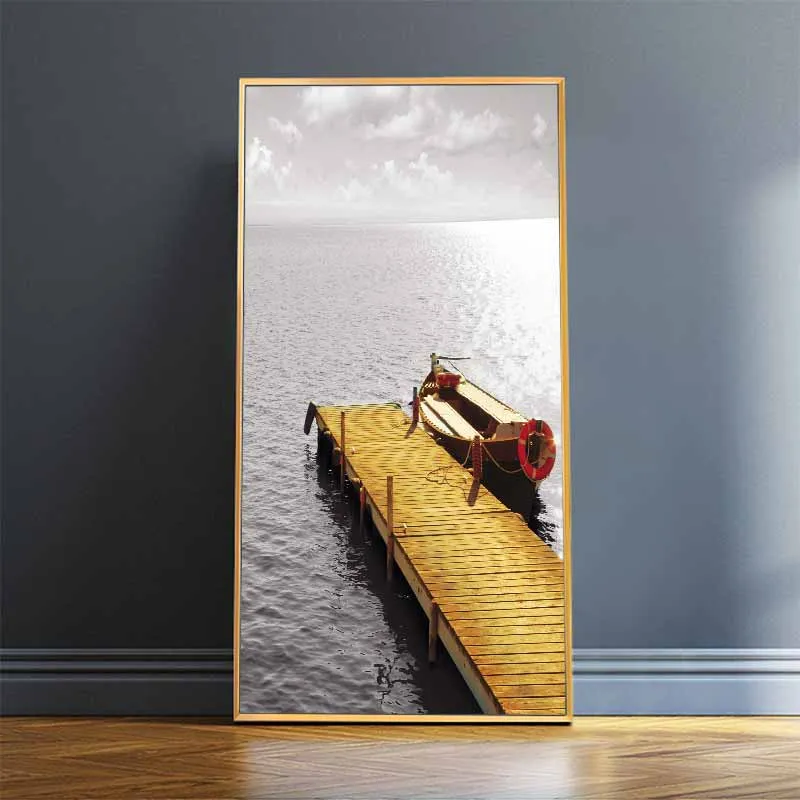 Tranh phong cảnh bến thủy với chiếc cầu gỗ vàng và con thuyền neo bên cạnh