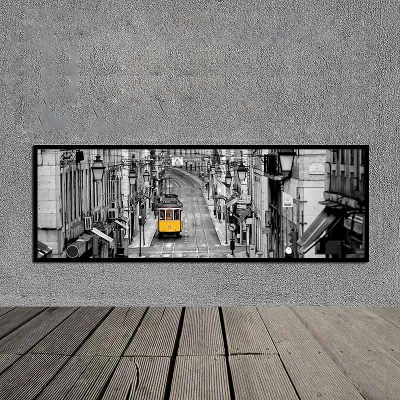 Tranh thành phố cổ đen trắng và xe điện màu vàng