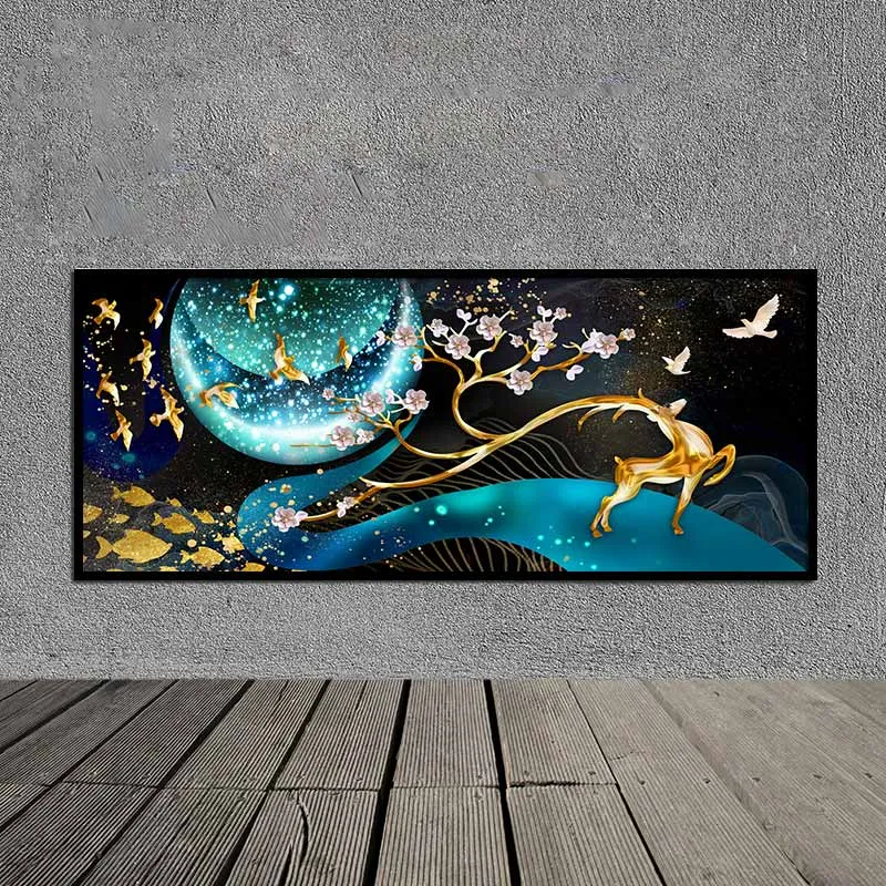 Tranh nai với cặp sừng lớn đầy hoa xung quanh là đàn chim và đàn cá