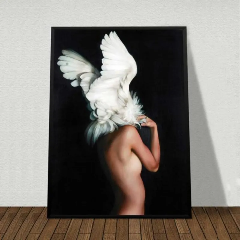 Tranh cô gái đội mũ lông chim