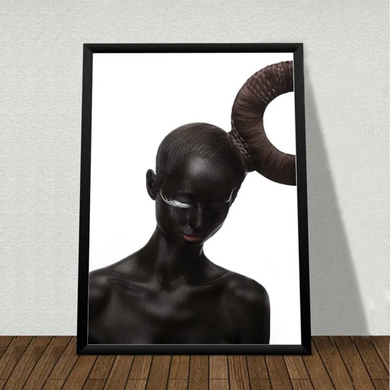 Tranh hai cô gái da đen và da trắng