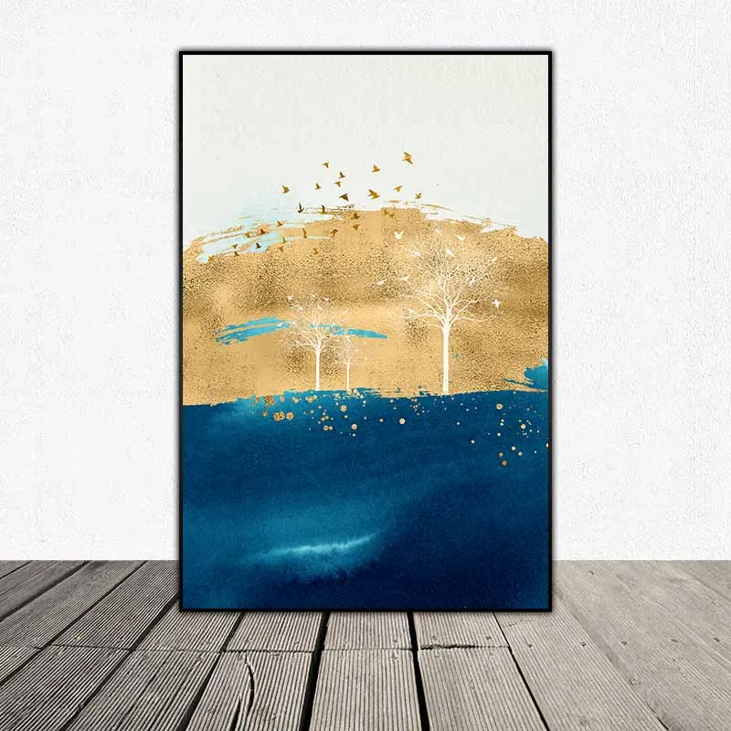 Tranh trừu tượng 2 mảng màu xanh đậm và vàng cùng những chi tiết con nai, đàn chim