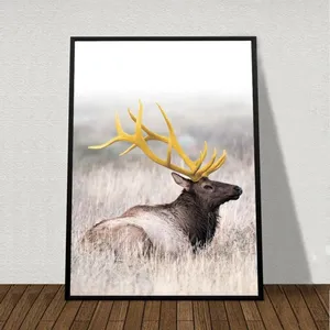 Tranh nai sừng vàng và khối hình học trừu tượng