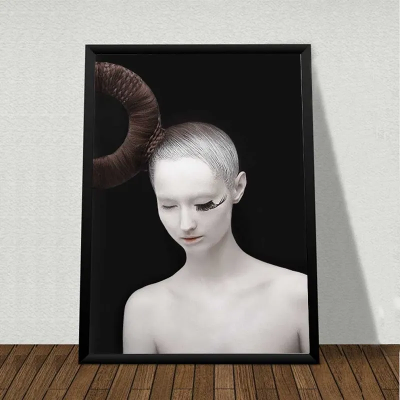 Tranh hai cô gái da đen và da trắng