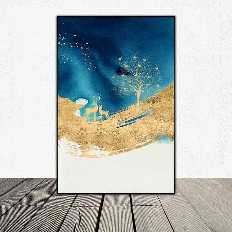 Tranh trừu tượng 2 mảng màu xanh đậm và vàng cùng những chi tiết con nai, đàn chim