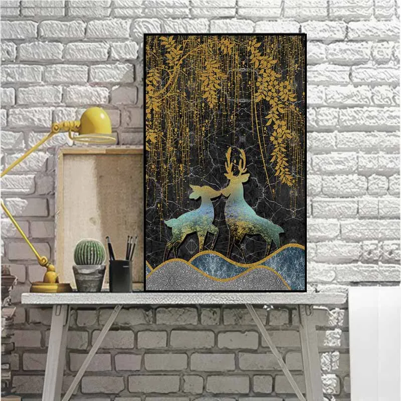 Tranh treo tường hiện đại với hai con hươu và cây xanh, nền đen kết hợp lá vàng