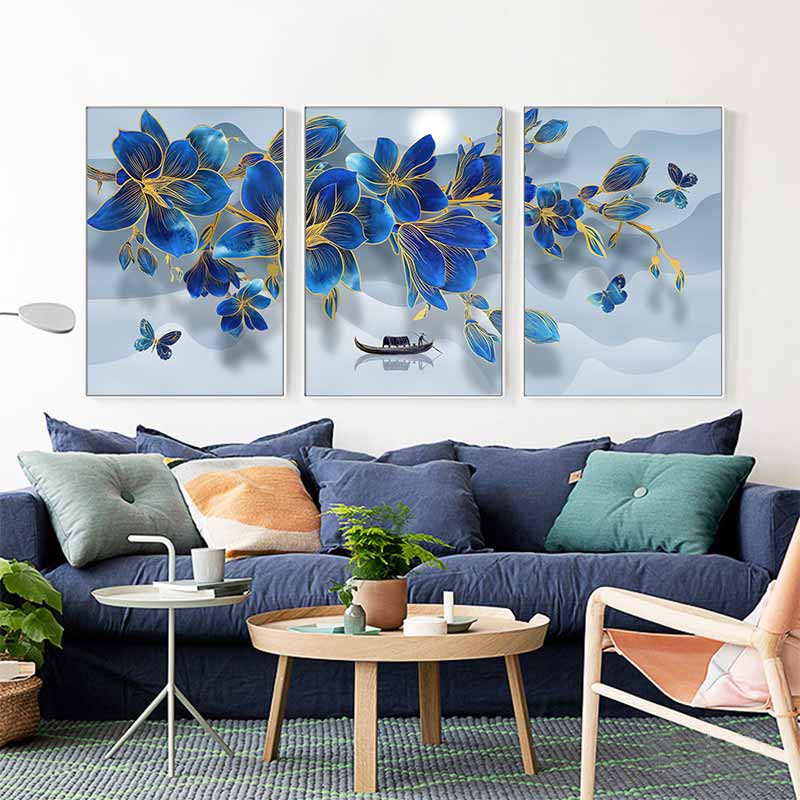 Bức tranh hoa màu xanh dương cùng với hồ nước phù hợp để treo nhà bếp cho người mệnh thủy