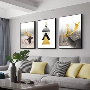 Tranh nai sừng vàng và khối hình học trừu tượng