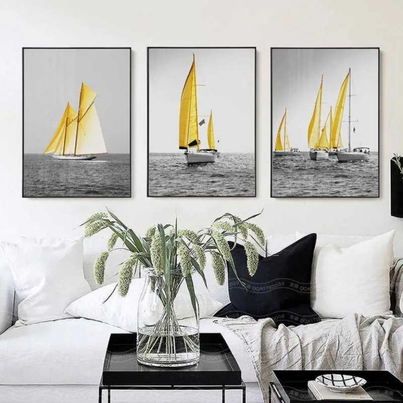 Tranh thuyền buồm vàng trên nền đen trắng