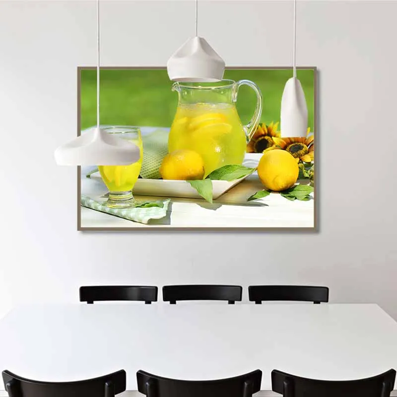 Tranh tĩnh vật bình nước chanh và 2 quả chanh