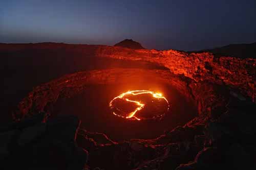 Một thế giới khác với vẻ đẹp và sự nguy hiểm của núi lửa Erta Ale ở Ethiopia. Hình ảnh của Martin Rietze/Westend61.