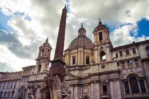 Đài phun nước Bốn con sông và Nhà thờ Sant Agnese ở Piazza Navona, Rome.