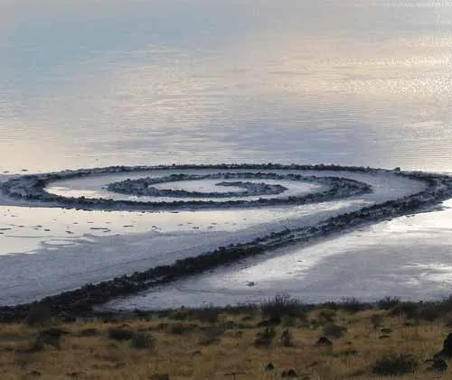 Robert Smithson, Cầu tàu xoắn ốc, 1970.
