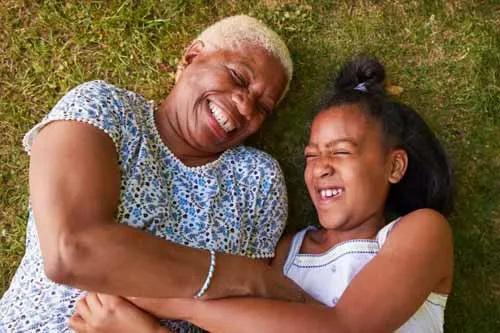 Máy ảnh không gương lật chiếm ít dung lượng hơn, nhẹ hơn và phù hợp nhất với các nhiếp ảnh gia khi di chuyển. Hình ảnh của Monkey Business Images.