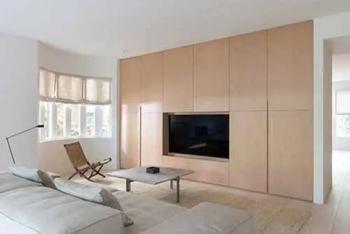 Tủ gỗ sồi trong không gian sống.