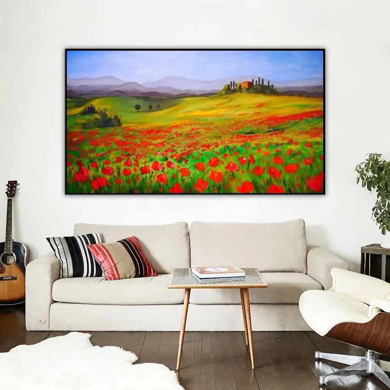 Tranh sơn dầu vẽ cánh đồng hoa đỏ ,xa xa là cây cối, căn nhà và đồi núi