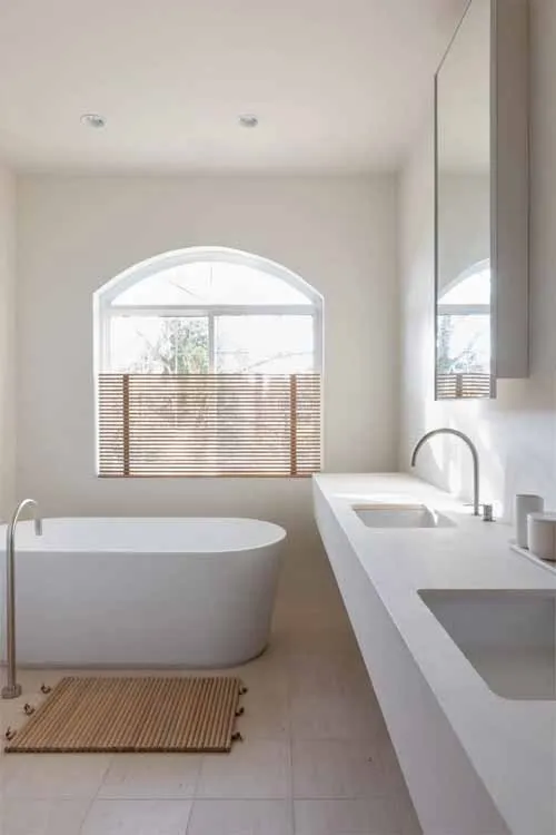 Đá vôi và gỗ cũng được sử dụng trong phòng tắm.