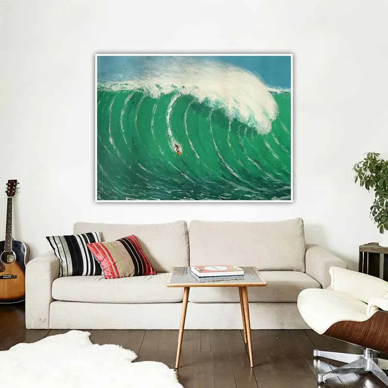 Một người đang lướt sóng giữa những con sóng dâng cao