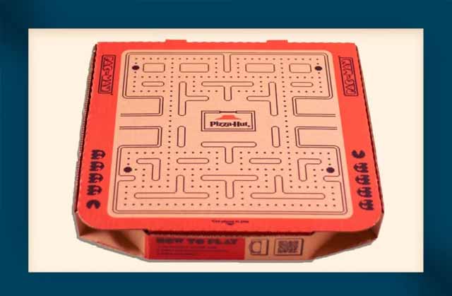 Hộp đồ ăn mang đi PAC-MAN của Pizza Hut, mà người dùng có thể tương tác kỹ thuật số bằng điện thoại thông minh.