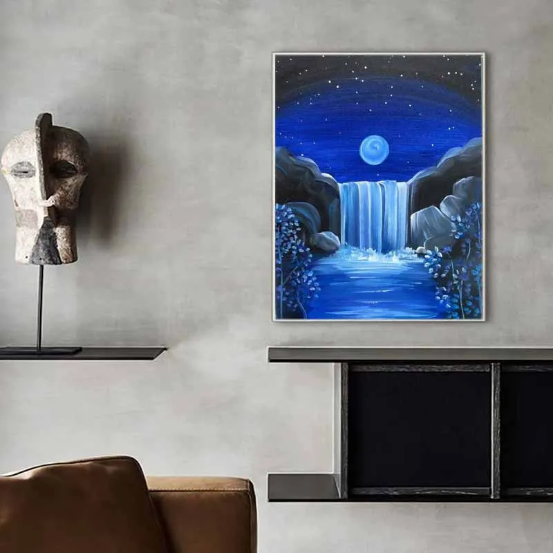 Bức tranh phong cảnh thác nước ban đêm với bầu trời đầy sao