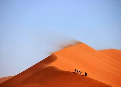 Một phong cảnh sa mạc rộng lớn với những con người khó tính. Hình ảnh của Beautiful Quote.