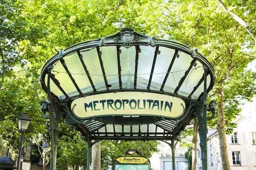 Lối vào tàu điện ngầm Paris, do Hector Guimard thiết kế.  Art Nouveau