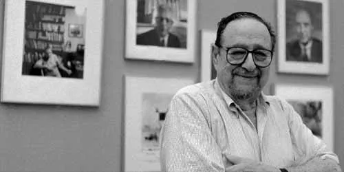 Nhiếp ảnh gia chân dung Arnold Newman trong studio của mình, qua Widewalls