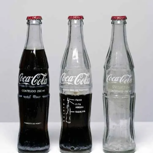 Nghệ thuật Conceptual Cildo Meireles, Insertions into Ideological Circuits: Coca-Cola Project, 1970. Hình ảnh được cung cấp bởi Tate