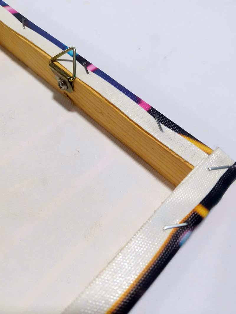 Khung tranh canvas gỗ thông gia cố chắc chắn mặt sau tại xưởng Amazing Art.