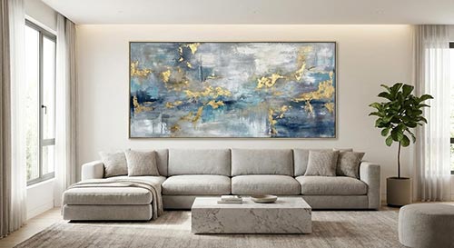 Một phòng khách hiện đại với bức tranh khổ ngang lớn treo cân đối trên sofa.