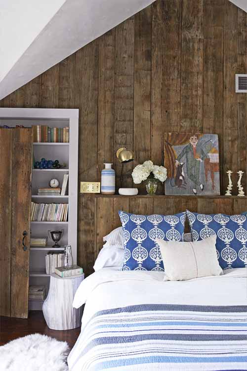 những bức tường và khung giường bằng gỗ tối màu