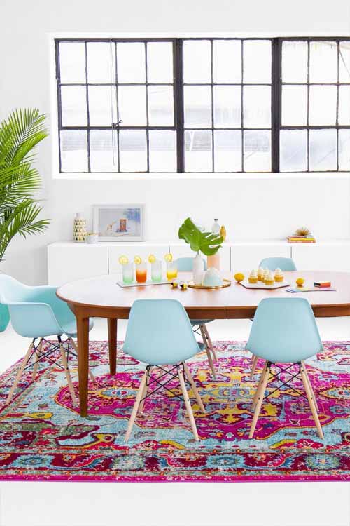 một tấm thảm nhiều màu, có điểm nhấn là những chiếc ghế có tông màu phối hợp.