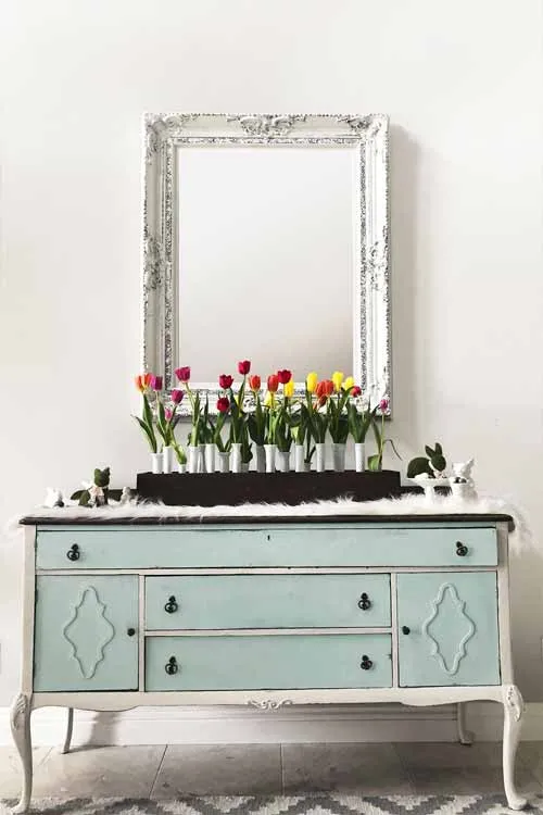 Trưng một lọ hoa nhiều màu sắc nơi sẽ nổi bật nhất.