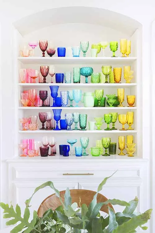 Những chiếc ly thủy tinh nhiều màu.