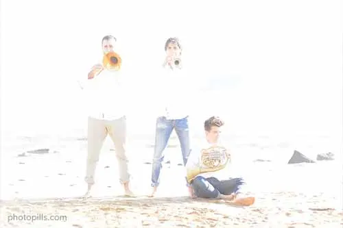 Nhạc công bị dư sáng đang chơi tại bãi biển.