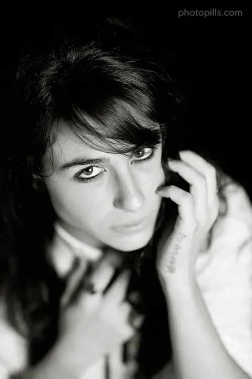 hình chân dung cô gái đen trắng được chụp thiếu sáng