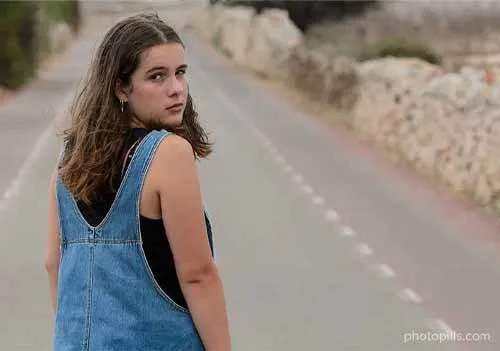 Chân dung cô gái với nền mờ ở f/8