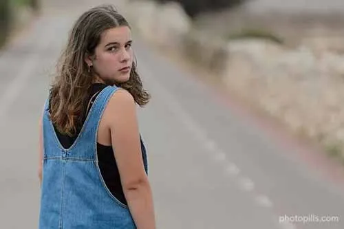 Chân dung cô gái với nền mờ ở f/2.8