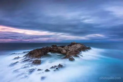 phơi sáng lâu với cảnh biển ở menorca tây ban nha