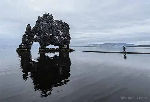hình ảnh phản chiếu của Hvítserkur (Đá tê giác) ở Iceland.